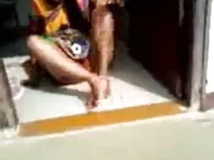 একটি গর্ত খোলার সঙ্গ ...