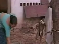 মহিলার ছোট মেয়েদের  ...